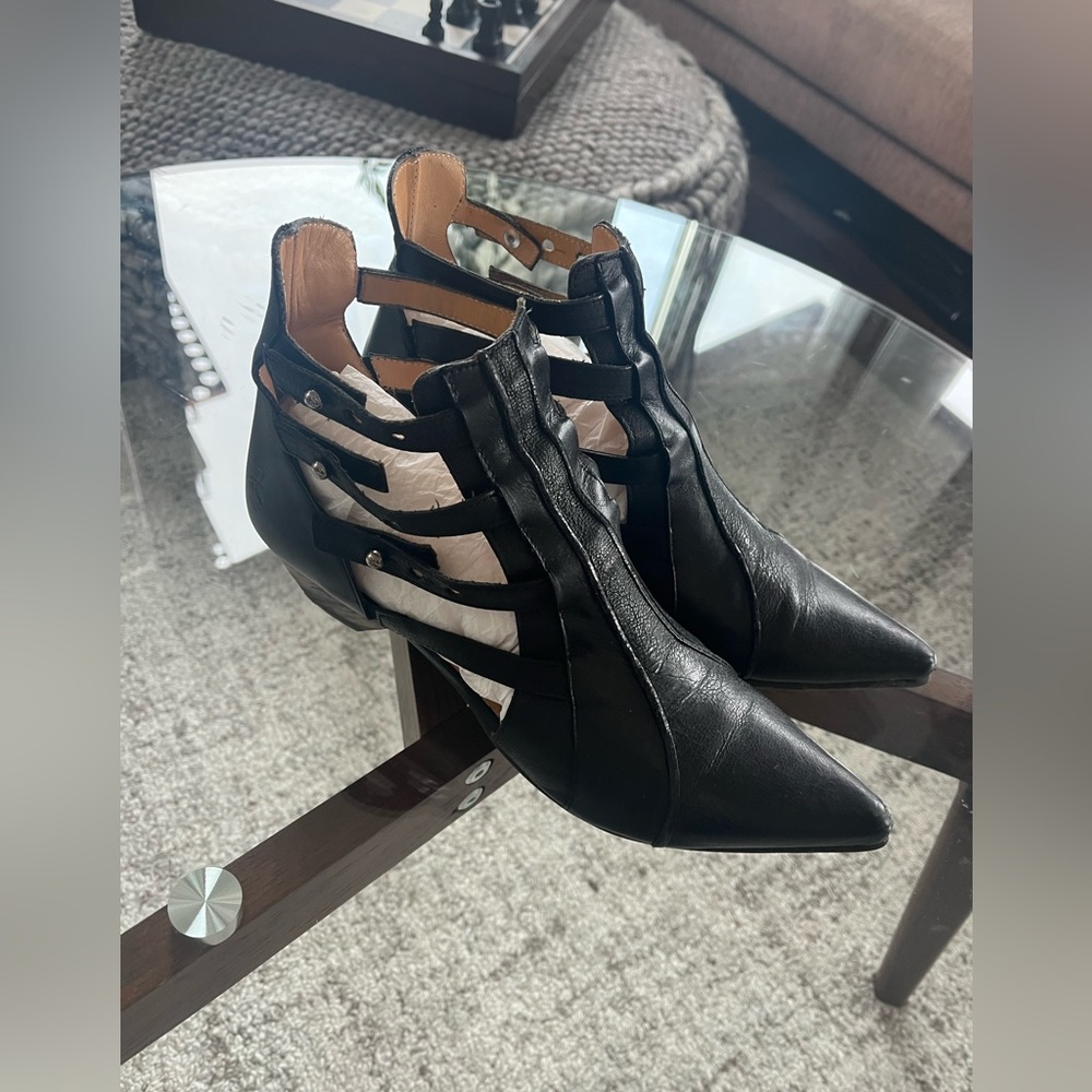 John Fluevog Truth Bekkie Black 
Strappy Leather Gorh Designer Ankle Boots Sz 8 - Picture 12 of 14